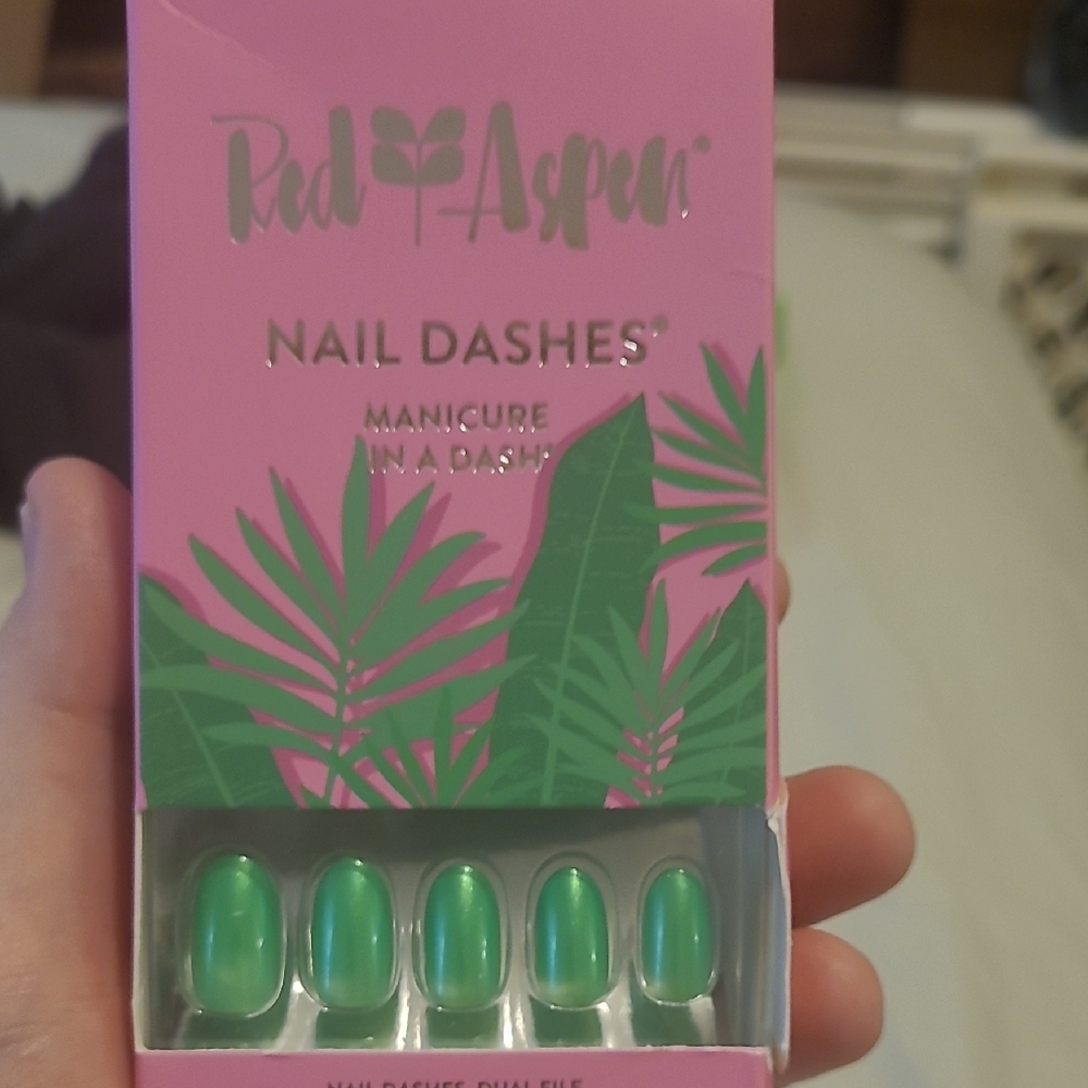 Red Aspen Green Nail Dashes